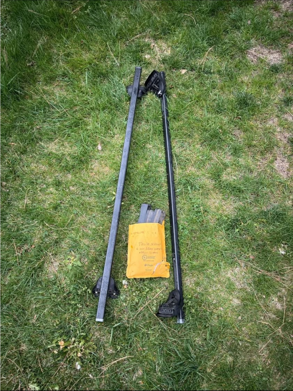 Thule SquareBar Roof Rack with 460R Foot Pack – Subaru Forester (2014–2024)